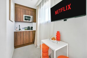 Deluxe Suite, Kitchen | Egyptian cotton sheets, premium bedding, Select Comfort beds