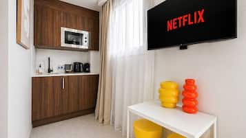 Deluxe Suite, Kitchen | Private kitchen | Electric kettle