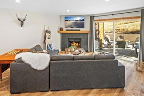 Fernseher, Kamin, TischfuĂball