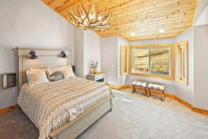 3 bedrooms, WiFi - Slopeside at Bear Mountain By Destination Big Bear:Ski In Ski Out Patio w/ FIRE PIT! Community PickleBall/Tennis/Basketball Courts + HOT TUB! Walk to Bear Mountain Resort, Golf Course & National Forest Trails! (Big Bear Lake)