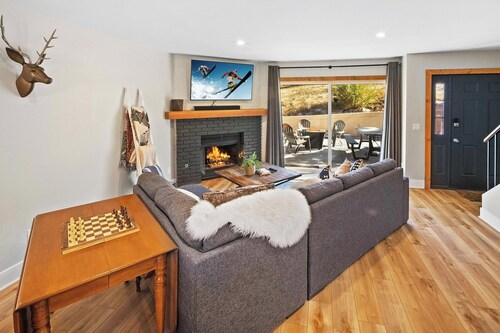 Slopeside at Bear Mountain By Destination Big Bear:Ski In Ski Out Patio w/ FIRE PIT! Community PickleBall/Tennis/Basketball Courts + HOT TUB! Walk to Bear Mountain Resort, Golf Course & National Forest Trails!