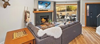 Slopeside at Bear Mountain By Destination Big Bear:Ski In Ski Out Patio w/ FIRE PIT! Community PickleBall/Tennis/Basketball Courts + HOT TUB! Walk to Bear Mountain Resort, Golf Course & National Forest Trails!