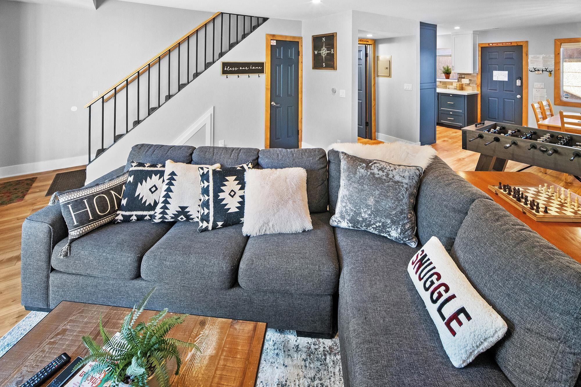 Télévision, cheminée, baby-foot