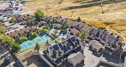 Slopeside at Bear Mountain By Destination Big Bear:Ski In Ski Out Patio w/ FIRE PIT! Community PickleBall/Tennis/Basketball Courts + HOT TUB! Walk to Bear Mountain Resort, Golf Course & National Forest Trails!