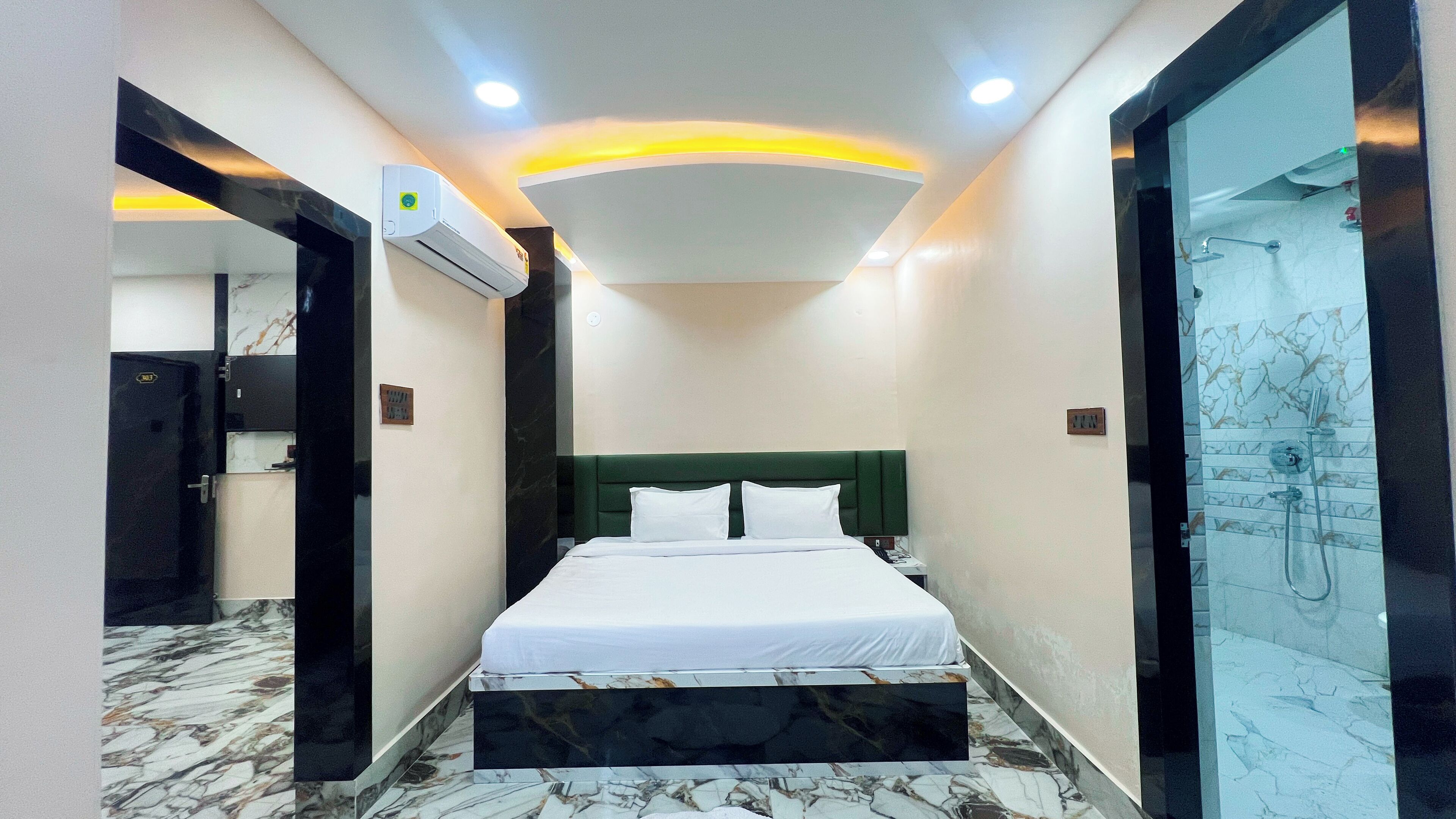 Executive Studio Suite | In-room safe, desk, laptop workspace, soundproofing