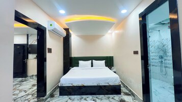 Executive Studio Suite | In-room safe, desk, laptop workspace, soundproofing