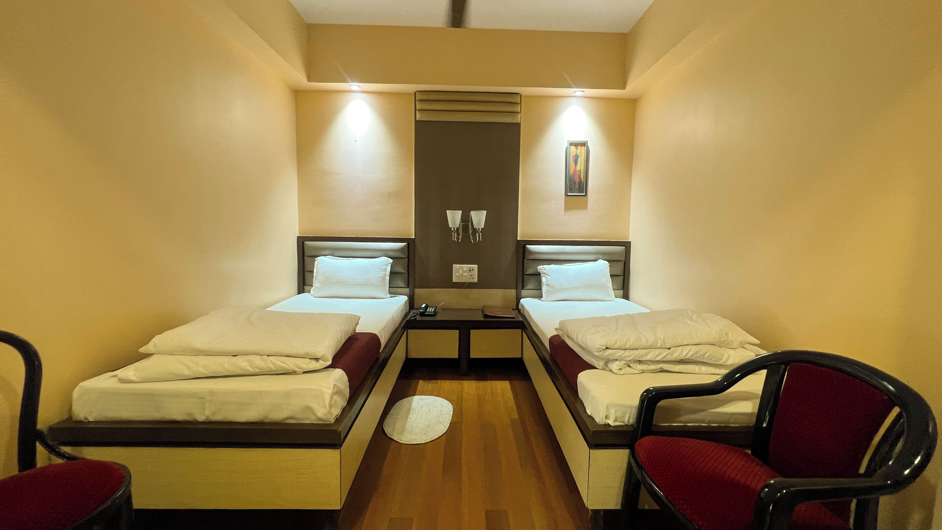 Standard Room, 1 Twin Bed | In-room safe, desk, laptop workspace, soundproofing