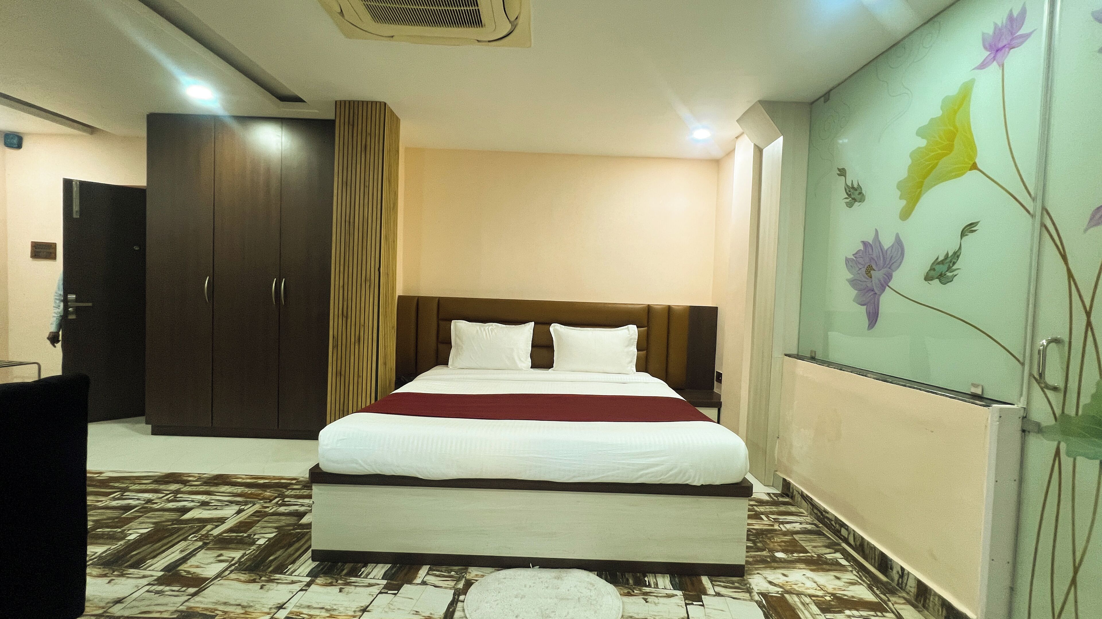 Basic Suite | In-room safe, desk, laptop workspace, soundproofing