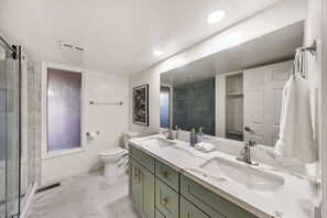 Douche, séchoir à cheveux, serviettes fournies, shampooing