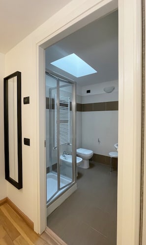 A modern bathroom with a glass-enclosed shower, a toilet, and a sink. - Apt With Gym in Bovisa Milan (Milan)