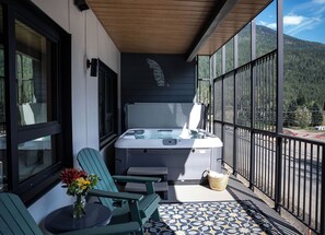 Terrace/patio - Peaceful & Beautifully Designed Revelstoke Escape (Revelstoke)
