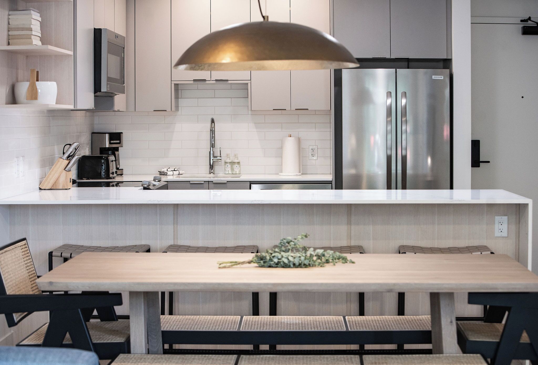 Réfrigérateur, micro-ondes, four, plaque de cuisson