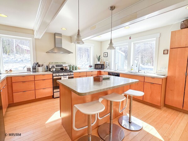 Fridge, microwave, oven, stovetop - Beautiful Country Home with Hot Tub & Pool Table (Warren)