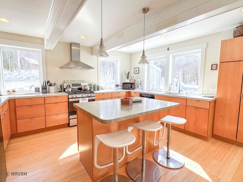 Beautiful Country Home with Hot Tub & Pool Table