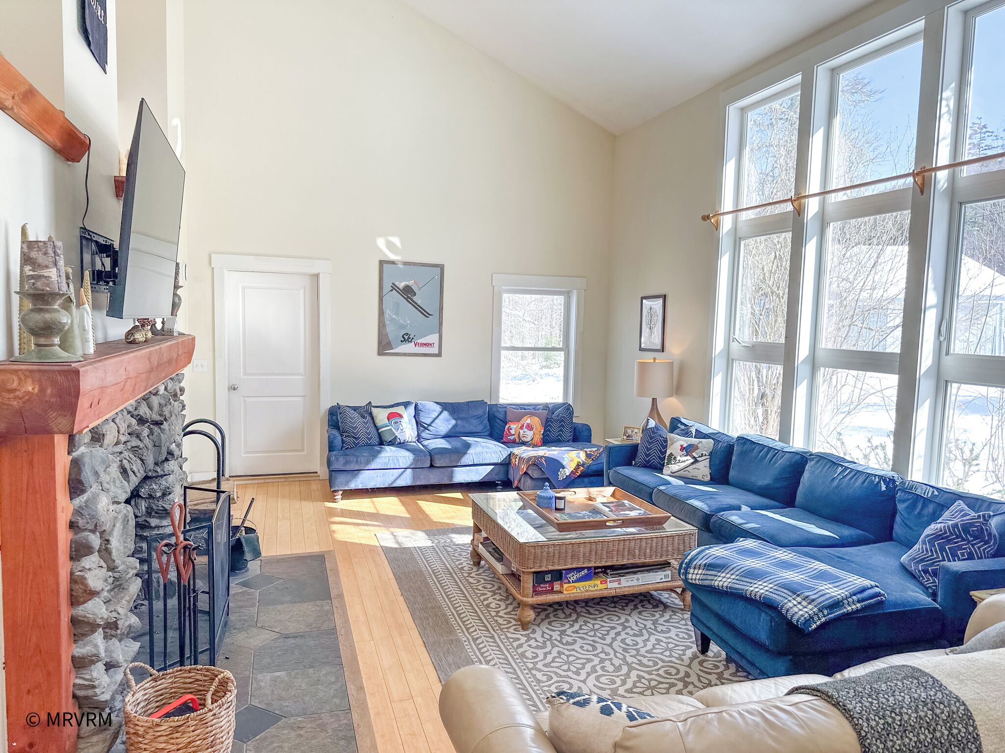 Smart TV, fireplace, offices, computer monitors
