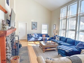 Smart TV, fireplace, offices, computer monitors - Beautiful Country Home with Hot Tub & Pool Table (Warren)