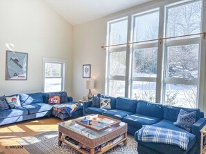 Smart-TV, Kamin, Arbeitsbereiche, Computerbildschirme