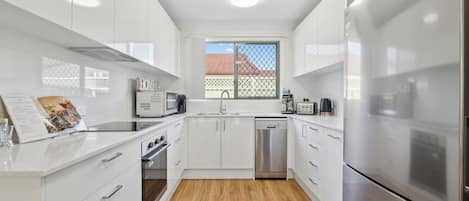 Kjøleskap, mikrobølgeovn, ovn og kokeplater