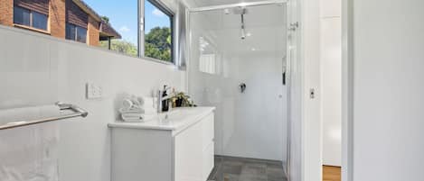 Dusche, Haartrockner, Handtücher, Toilettenpapier