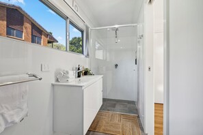 Bruser, hårtørrer, håndklæder, Toiletpapir