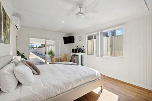 Sunset Palms Studio Cozy Coastal Stay in Coffs Harbour