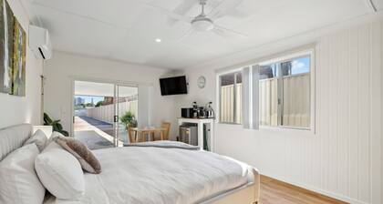 Sunset Palms Studio Cozy Coastal Stay in Coffs Harbour