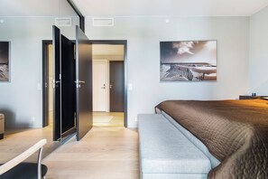 Luxury Apartment, Ocean View | 2 bilik tidur, langsir/tirai gelap terus, seterika/papan seterika 