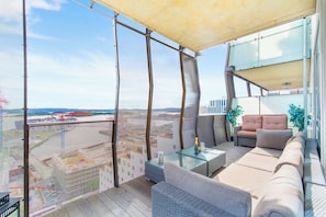 Appartement luxueux, vue sur lâocĂ©an | 2 chambres, rideaux dâobscurcissement, fer et planche Ă repasser