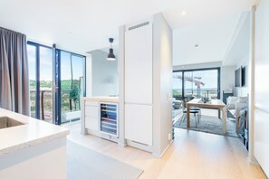 Appartement luxueux, vue sur lâocĂ©an | 2 chambres, rideaux dâobscurcissement, fer et planche Ă repasser
