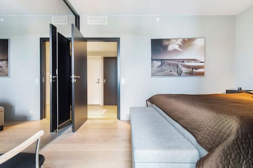 2 bedrooms, blackout drapes, iron/ironing board, free WiFi
