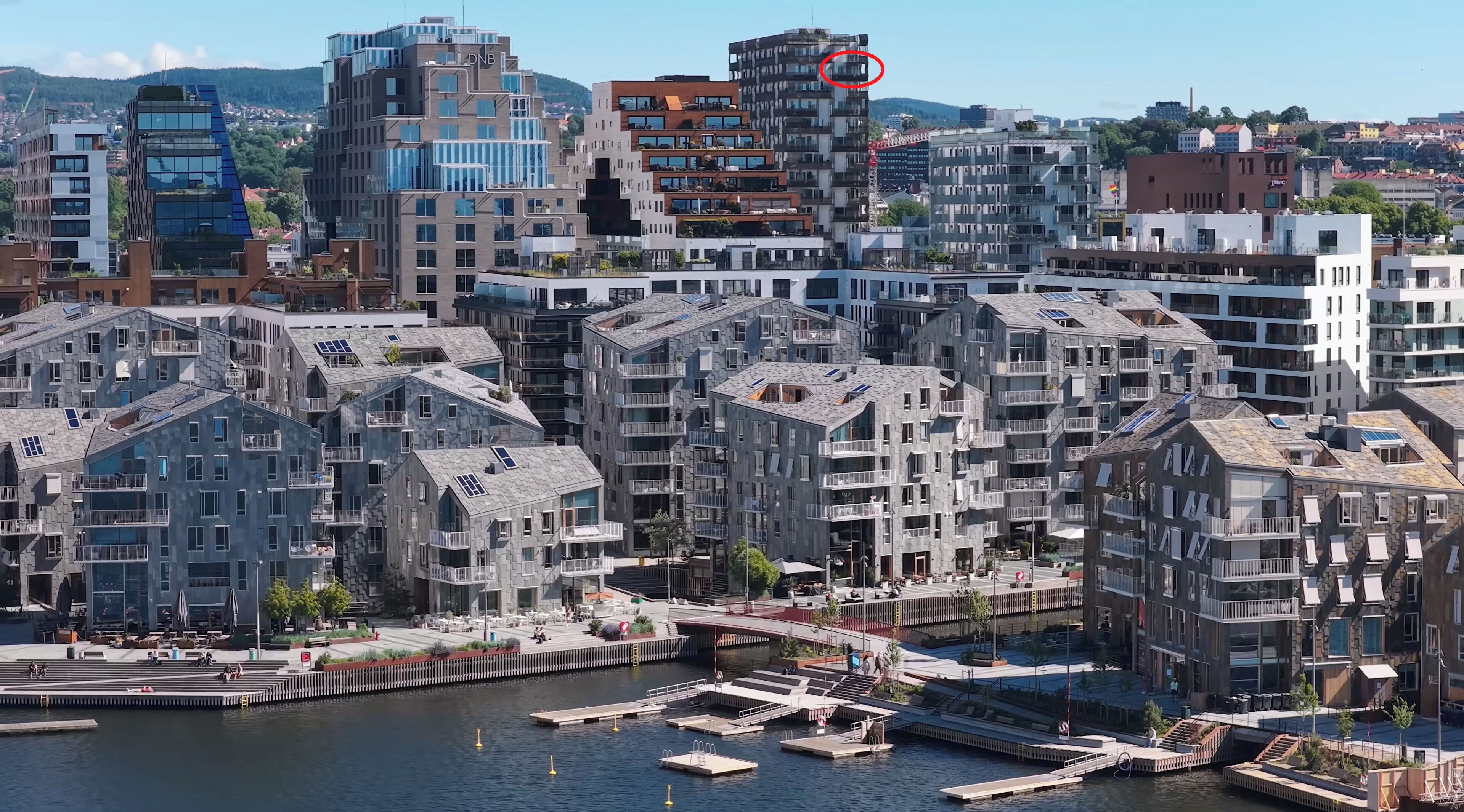 Modernien rakennusten, laiturin ja jalankulkijoiden käytävän muodostama kaupunkialue, joka sijaitsee veden äärellä.