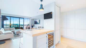 Luxury Apartment, Ocean View | 2 bedrooms, blackout curtains, iron/ironing board, free WiFi