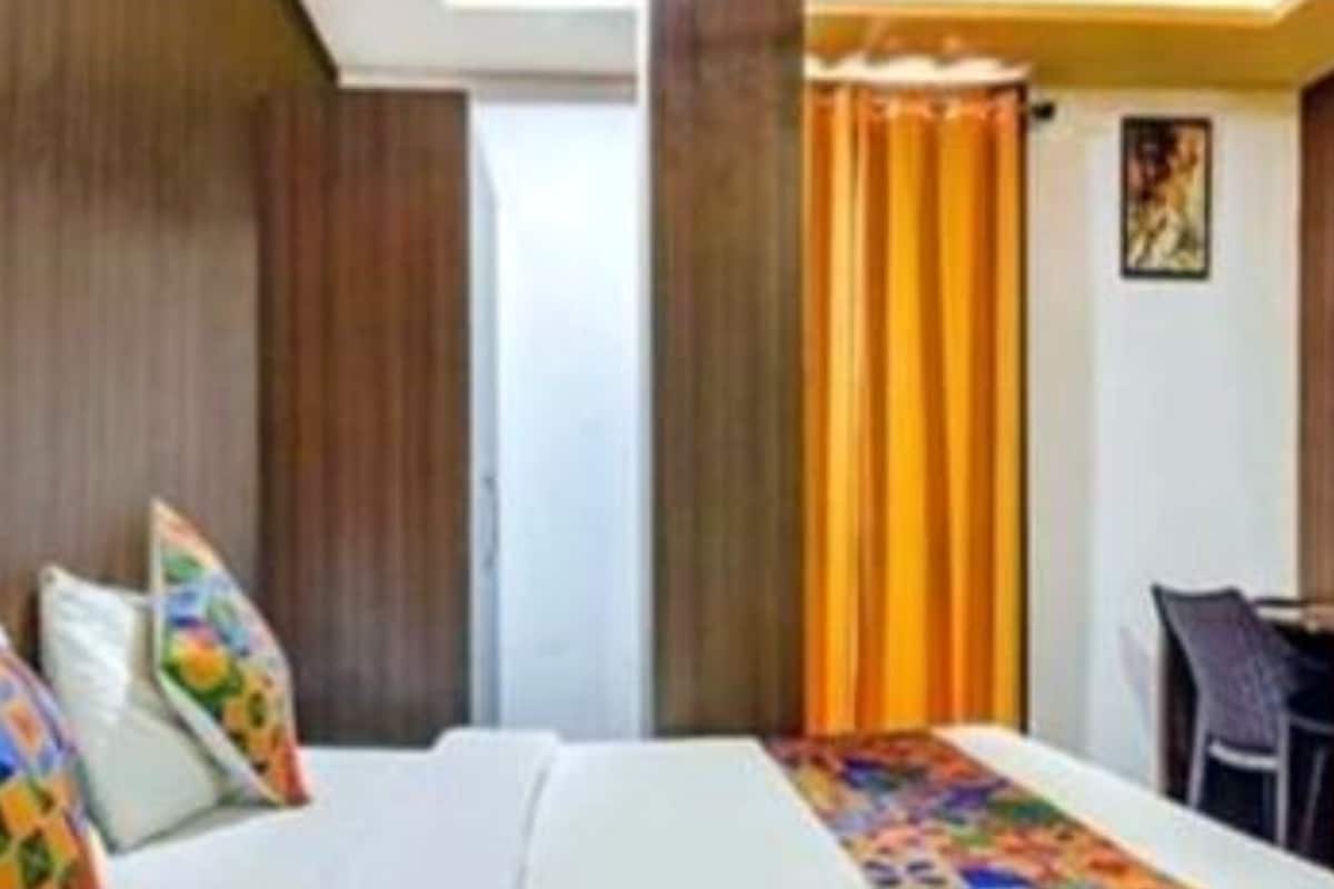 Une chambre d’hôtel avec un lit, une petite table et une chaise.
