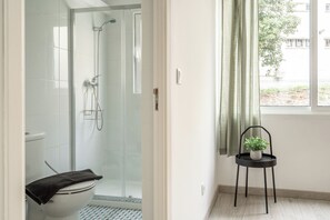 Dusche, Haartrockner, Handtücher, Toilettenpapier