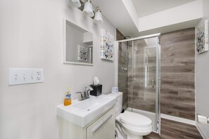 Douche, sèche-cheveux, serviettes fournies