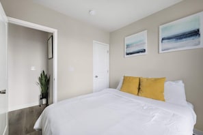 2 bedrooms, iron/ironing board, travel cot, free WiFi - 2BR Luxury Suite Near Henry Ford (Detroit)