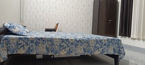 Laptop workspace, free WiFi, bed sheets