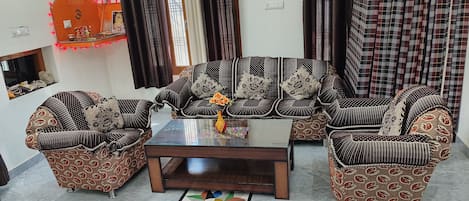 Habitación estándar, balcón, vista a la ciudad | Área de sala de estar | Televisión LED de 32 pulgadas con canales vía satélite