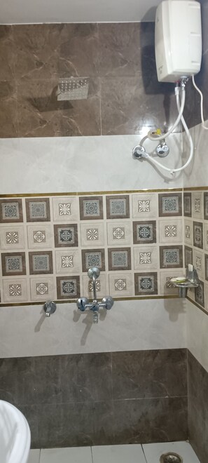 Standard Room, Balcony, City View | Bathroom | Shower, towels, soap, shampoo