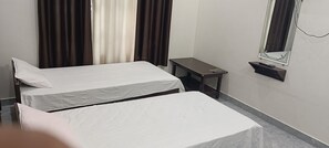 Kamar Standar, balkon, pemandangan kota | Ruang kerja ramah laptop, Wi-Fi gratis, dan seprai linen