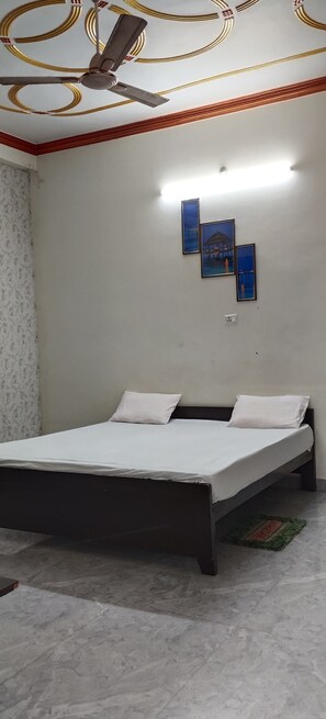 Laptop workspace, free WiFi, bed sheets - Hariom Home Stay By GRB (Faizabad)