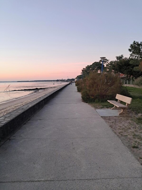 Una spiaggia nelle vicinanze