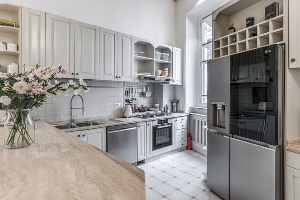 Frigorifero, microonde, forno, piano cottura