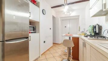 Frigorifero, microonde, forno, piano cottura