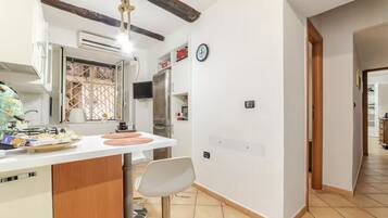 Frigorifero, microonde, forno, piano cottura