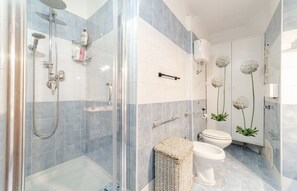 Doccia, asciugacapelli, bidet, asciugamani