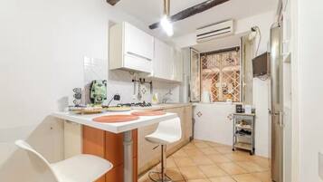 Frigorifero, microonde, forno, piano cottura