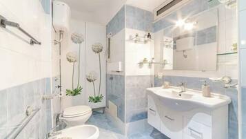 Doccia, asciugacapelli, bidet, asciugamani