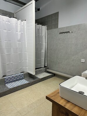 Douche, sèche-cheveux, chaussons, savon