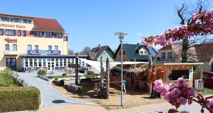 Doppelzimmer mit Balkon direkt am Hafen von Wustrow